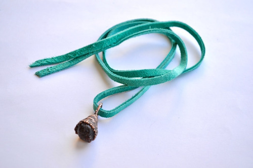 Imagen 3 de 4 de Collar De Piedra Natural Granate, Cobre Y Cuero Turquesa