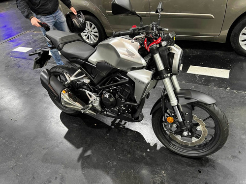 Imagen 2 de 5 de Honda Cb 300 R