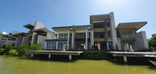Imagen 4 de 22 de Townhouse De 115m2 Con Muelle Privado.