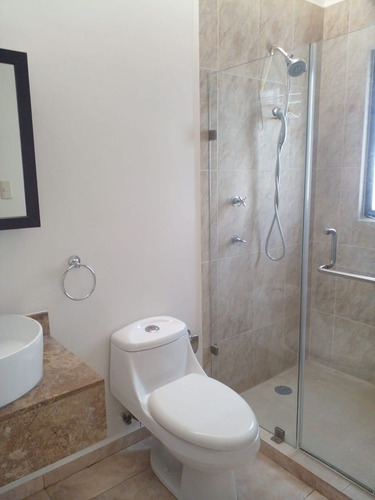 En Venta Casa En Santa Fe Juriquilla, Roof Garden, 4ta Recamara U Oficina..