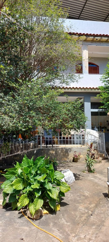 Chácara No Centro De Faria Lemos/mg Com 700m2, Com 2 Casas Uma Grande Em Alto Padrão E Uma Casa Menor, Com Piscina E Área Goumet E Pomar Com Muitas Frutas, Pronta Para Morar