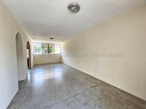 Apartamento En Piso Bajo En Venta Detrás De Parque Aragua Db 24-23499 