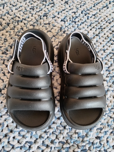 Sandalia Niño Ugg Talla 16 Negras. Plástico, Talón Elástico 