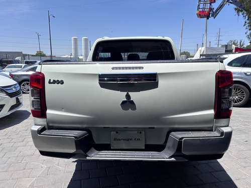Mitsubishi L200 2.4 Cabina Doble 4x2 Mt