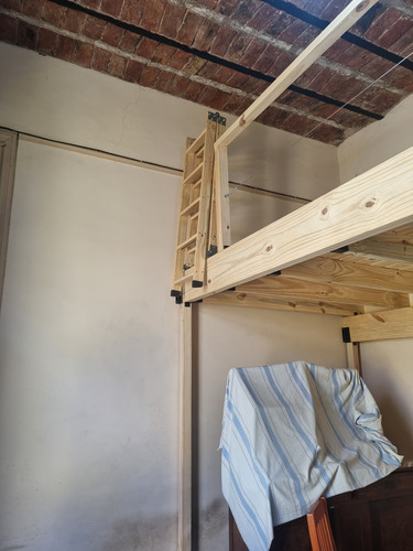 Entrepiso De Madera Con Escalera Y Balconeos Elegantes