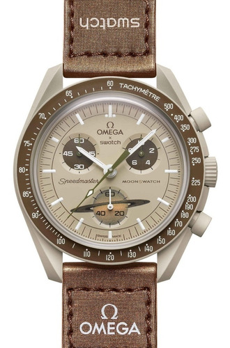 Relógio de pulso Omega x Swatch Bioceramic moonswatch Mission to Saturn com corpo bege,  analógico, fundo  bege, com correia de velcro cor marrom, agulhas cor branco e verde, subdials de cor branco, subesferas cor marrom, bege e dourado, ponteiro de minutos/segundos marrom, bisel cor marrom