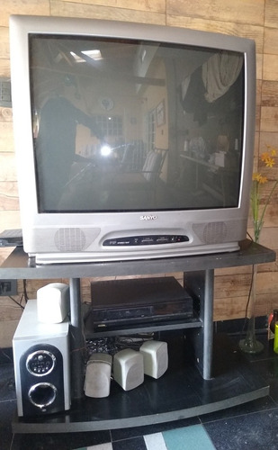 Imagen 1 de 1 de Televisor 33 Pulgadas Sanyo Con Mesa Incluida