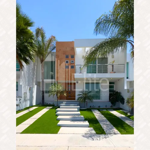 Casa En Venta Con Amplio Jardin En Cumbres Del Lago