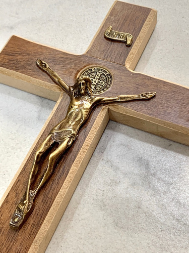 Crucifixo De Madeira E Metal Medalha São Bento 23cm Lindo
