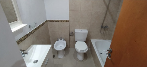 Venta Departamento 2 Amb En Excelente Estado. Ubicado En Calle San Luis Nº 1431 E/ O´higgins Y Martin Rodriguez.