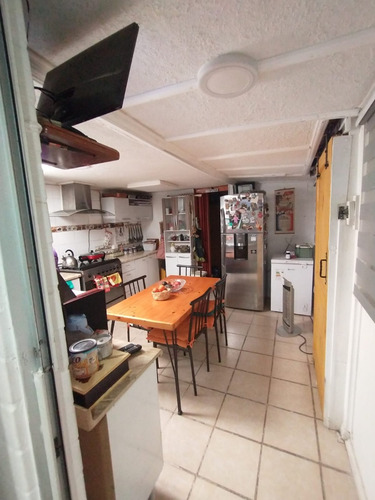 Casa De Dos Pisos De Tres Dormitorios Barrio Residencial
