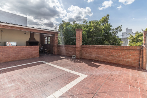 Casa. 13 Ambientes. 11 Dormitorios. Cochera. Patio. Terraza. Quincho. Parrilla