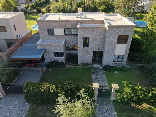 Imagen 26 de 29 de Casa De 3 Dormitorios En Venta Con Pileta Y Galería Hostal Del Sol