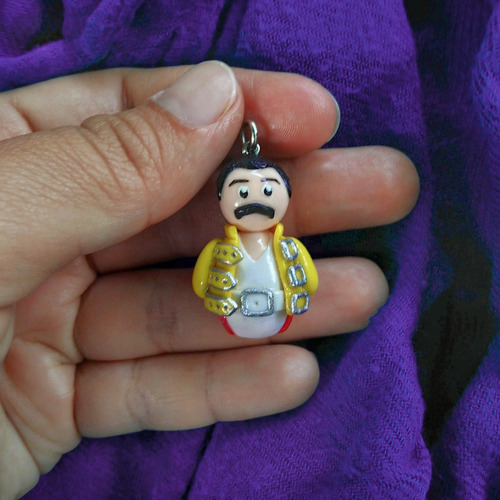 Dije Freddie Mercury Queen Miniatura En Masa Flexible