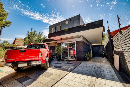Moderna Y Eficiente Casa En Las Condes, Sector Residencial