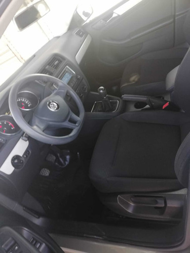Imagen 2 de 12 de Volkswagen Jetta 2015 2.5 Trendline Mt