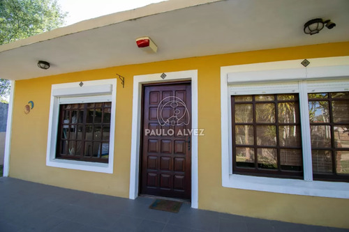 Casa En Alquiler Temporal En Playa Grande, Dos Dormitorios, Un Baño. Predio Cercado.