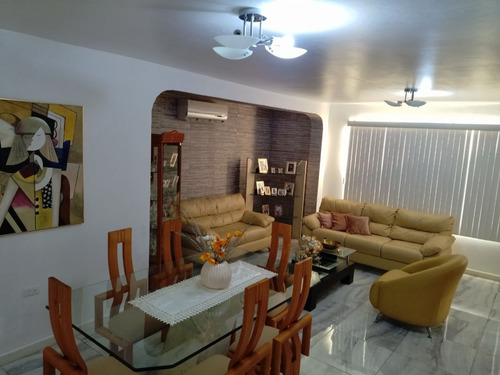 Se Vende Espectacular Casa Semi Amoblada En Urbanización Privilegiada De La Vía Hp De Anaco. (a.p)