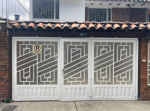 Casa De Dos Niveles Ubicada En Un Buen Sector Residencial