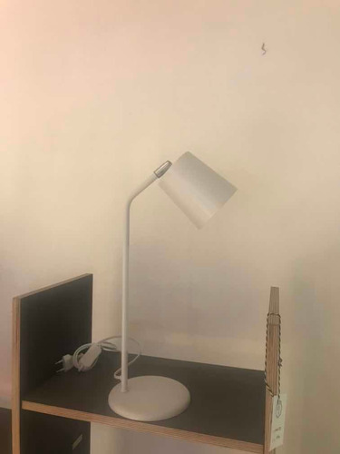 Lampara Portátil De Mesa En Color Blanco Con Led