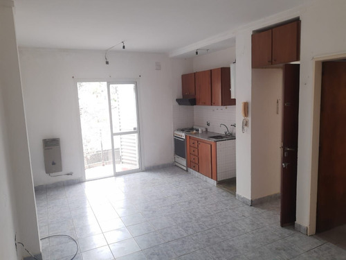 Departamento En Alquiler. Ubicado En 117 Entre Diag.73 Y 70