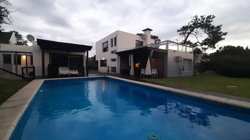 Casa En Venta Con Pileta Abierta En Rincón Del Indio, Maldonado, Uruguay.