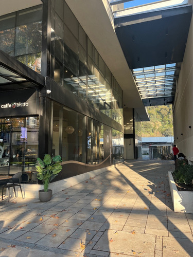 Moderna Y Luminosa Oficina/local Comercial En Plaza Interior