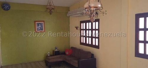 Imagen 2 de 13 de Se Vende Casa En Una De Las Mejores Zonas Residenciales Y Comerciales De La Ciudad. 04165613046. Mls 23-6419