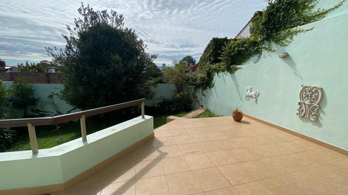Casa En Venta - 4 Dormitorios 3 Baños - Cocheras - 234mts2 - Mar Del Plata