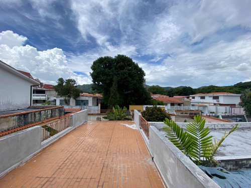 Casa Con Patio Para Remodelar En El Recreo, Conjunto Privado Cerca De La Redoma De Guaparo - At
