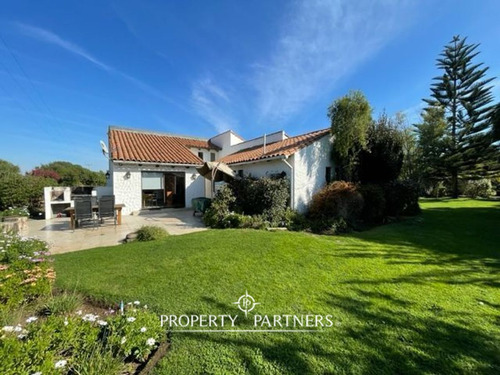 Casa Con Vista A Áreas Verdes