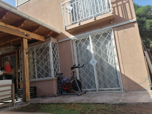 Casa Aislada De 3 Pisos, En El Rosal, Con 3 Estacionamientos