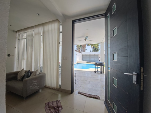 Casa En Venta En Col. Plan De Ayala Con Gran Alberca Y Jardín.