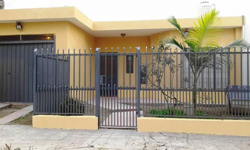 Imagen 1 de 22 de En Venta. Amplia Casa 2 Dorm, Quincho Con Parrilla Y Pileta.