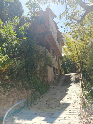 Terreno Con Bienhechurias, En El Hatillo Ideal Para Galpon, Deposito, Taller Mecanico, Etc