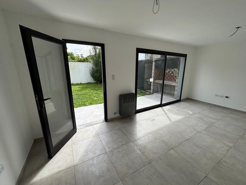 Duplex En Venta - 2 Dormitorios 2 Baños - 207mts2 - Villa Elisa
