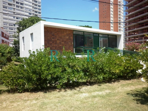 Casa De Dos Dormitorios En Punta Del Este