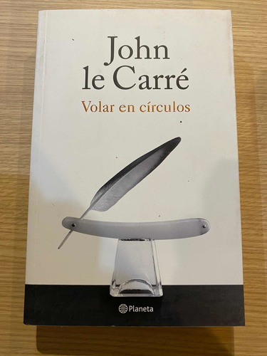 Libro  Volar En Círculos De John Le Carré. Planeta.