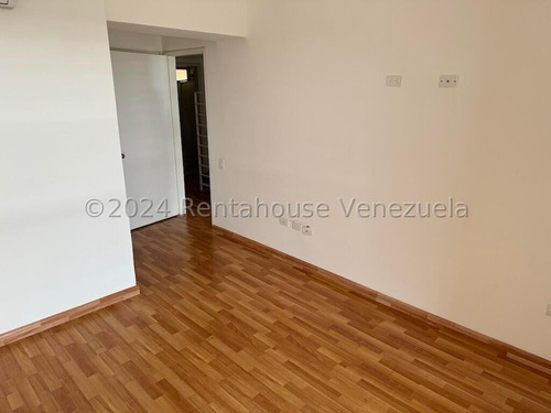 Espectacular Apartamento Duplex Con Clima De Montaña Y Terraza, Urb. Alto Hatillo. Mo 24-24908