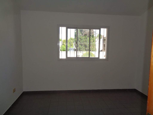Barrio Alta Córdoba - Casa De 2 Dormitorios, Amplia Y Luminosa Con Cochera Cubierta, Cocina Comedor, 2 Baños Y Patio Con Césped