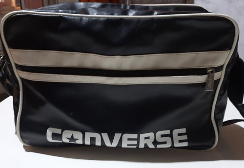 Bolso Rectangular Con Dos Cierres Y Tira