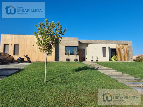 Casa En Venta En Pilara Con Vista Al Amplio Verde En El Tonó - Pilar