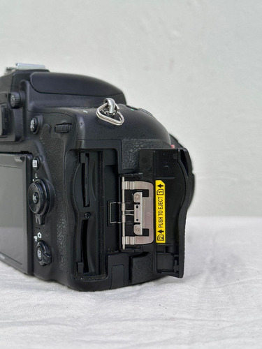 Imagen 4 de 4 de Nikon D750 Full Frame Sólo Cuerpo Correa Batería Cargador