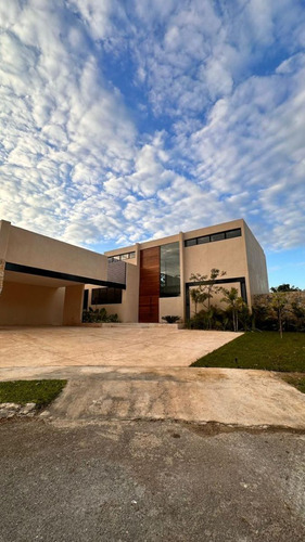Casa En Venta Dentro De Privada Al Lado Yucatan Country Club