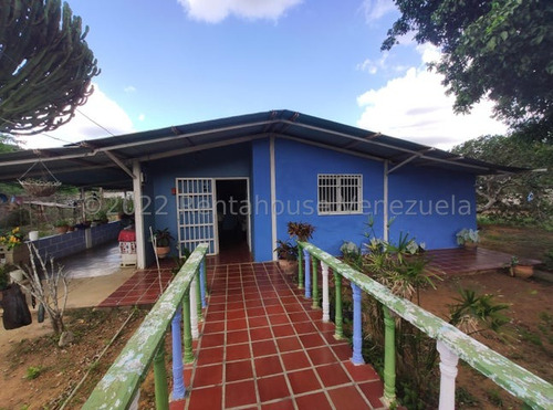 Edgar Colmenarez Vende Casa Bella En Tamaca Con Amplio Terreno Y Tanque De Agua 23-6115