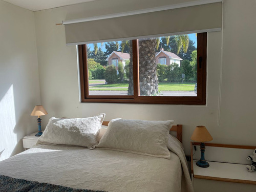 Casa Con Gran Jardín Formado En Dos Sitios