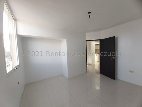 Imagen 20 de 30 de Apartamentos En Venta En Triangulo Del Este Barquisimeto Lara -- 23-18395 Vip-