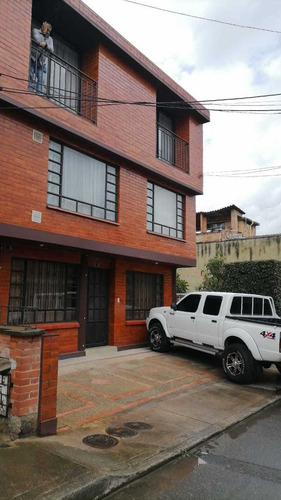 Edificio De Tres Pisos Con Tres Casas Grandes Independientes