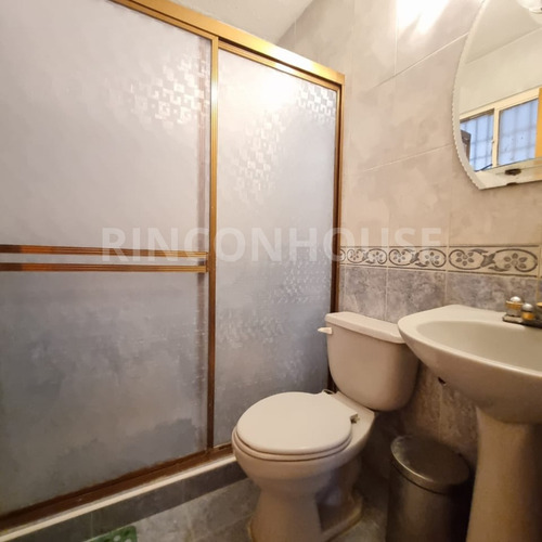 Casa En Venta En La Urb. La Blanquera, Palo Negro.