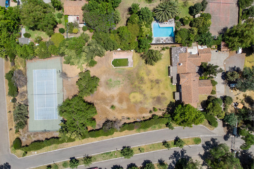 Vive Seguro En Chicureo: Casa Chilena En Condominio Central